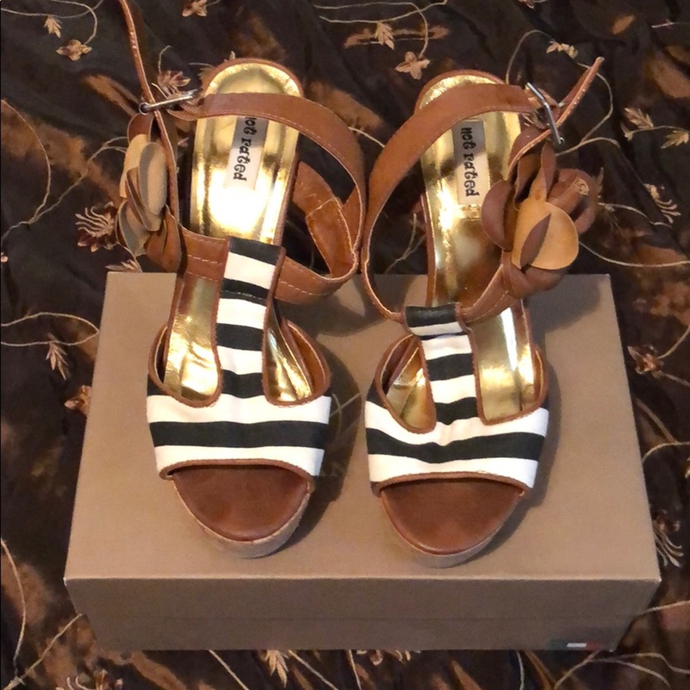 Sandals with flower detail size 7